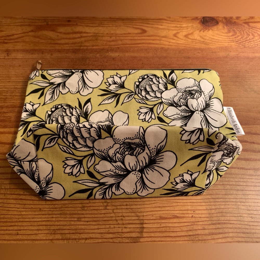 Elizabeth Arden Cosmetic Bag - Picture 8 of 8